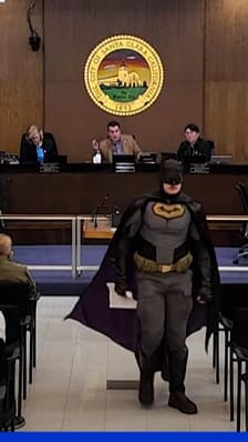 États-Unis: un homme déguisé en Batman demande à sa ville de ne pas coopérer avec l’ICE