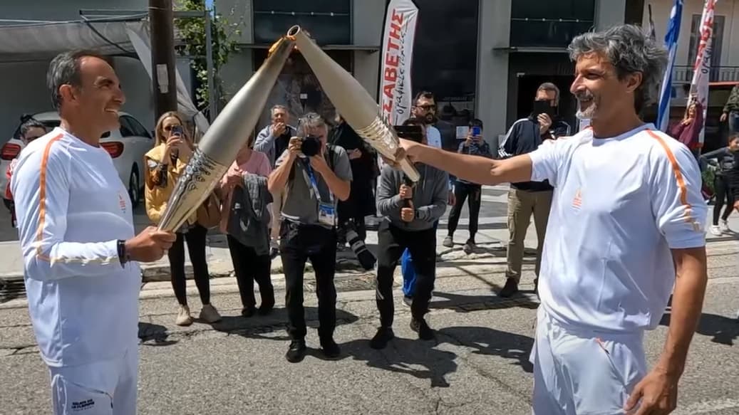 Nikos Aliagas avec la flamme olympique en Grèce le 25 avril 2024
