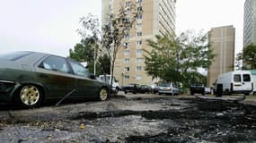 Restes de voitures brûlées à la cité du Chêne pointu, à Clichy-sous-Bois, le 28 octobre 2005
