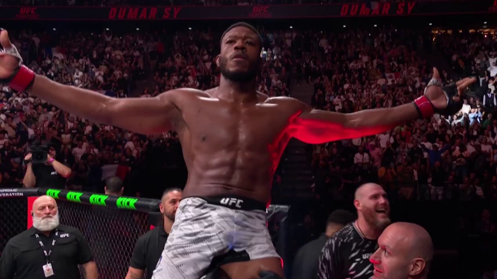 UN DÉBUT DE SOIRÉE EN FANFARE À L'UFC PARIS 2025: OUMAR SY ÉTEINT RIBEIRO DANS UNE AMBIANCE BOUILLANTE ET SE REPLACE DANS LA HIÉRARCHIE