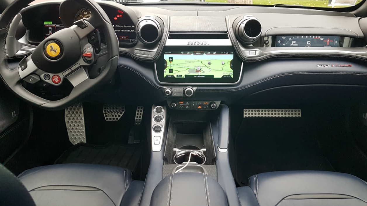 Grand écran tactile, ports USB, système de connectivité CarPlay, Ferrari joue la carte de la modernité dans sa familiale. Grand écran tactile, ports USB, système de connectivité CarPlay, Ferrari joue la carte de la modernité dans sa familiale.