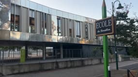 Une mère découvre son enfant de 5 ans seul devant le centre périscolaire à Tassin-la-Demi-Lune, près de Lyon, le jour de la rentrée scolaire 2023.