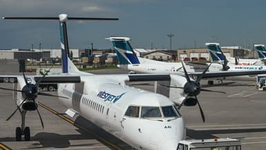 Un avion De Havilland Canada Dash 8-400 de WestJet stationné à l'aéroport international de Calgary, en Alberta, au Canada, le 6 août 2025.