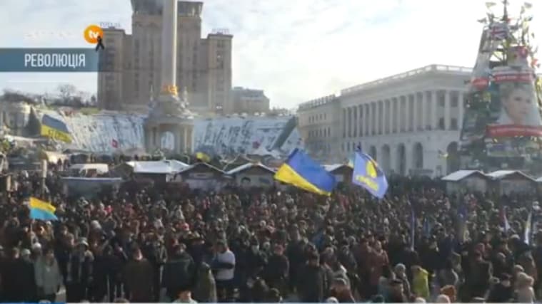 La foule place de l'Indépendance, à Kiev, ce jeudi, vers midi heure française.
