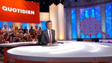 Yann Barthès sur le plateau de Quotidien sur TMC
