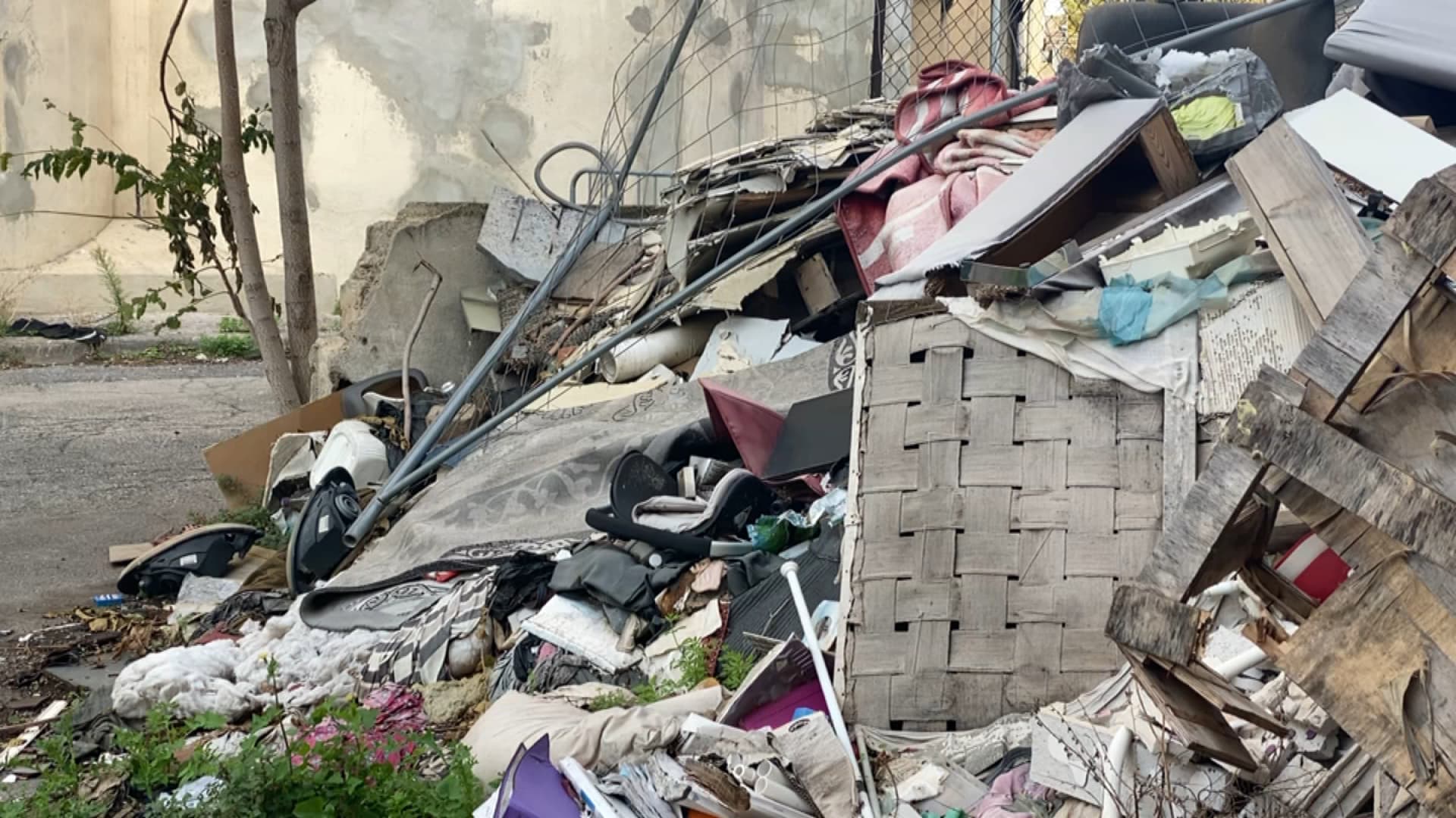 Dans le 3e arrondissement de Marseille, une décharge sauvage se développe près de bâtiments délabrés, sur un terrain privé.