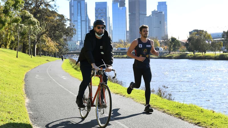 Des personnes faisant de l'exercice à Melbourne le 2 juin pendant le confinement