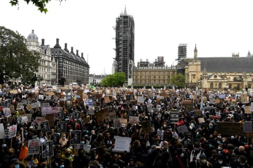 Rassemblés devant le Parlement à Londres, des milliers de manifestants protestent contre le racisme et les brutalités policières, le 6 juin 2020 Rassemblés devant le Parlement à Londres, des milliers de manifestants protestent contre le racisme et les brutalités policières, le 6 juin 2020