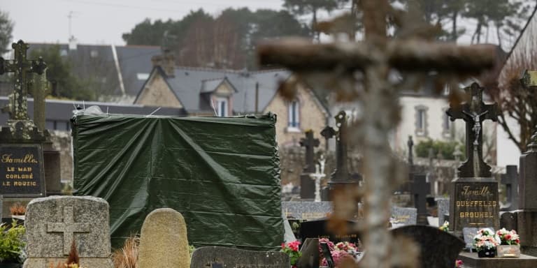 La tombe de Jean-Marie Le Pen recouverte d'une bâche après avoir été vandalisée au cimetière de la Trinité-sur-Mer, le 31 janvier 2025 dans le Morbihan