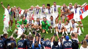 Les Anglaises célèbrent leur titre à l'Euro 2022