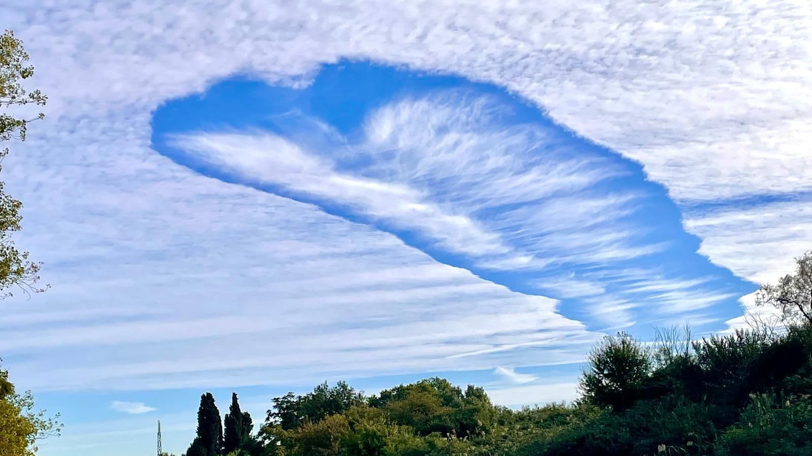 "UN PHÉNOMÈNE TURBULENT": QU'EST-CE QUE LE TROU DE VIRGA, OBSERVÉ DANS LE SUD DE LA FRANCE?