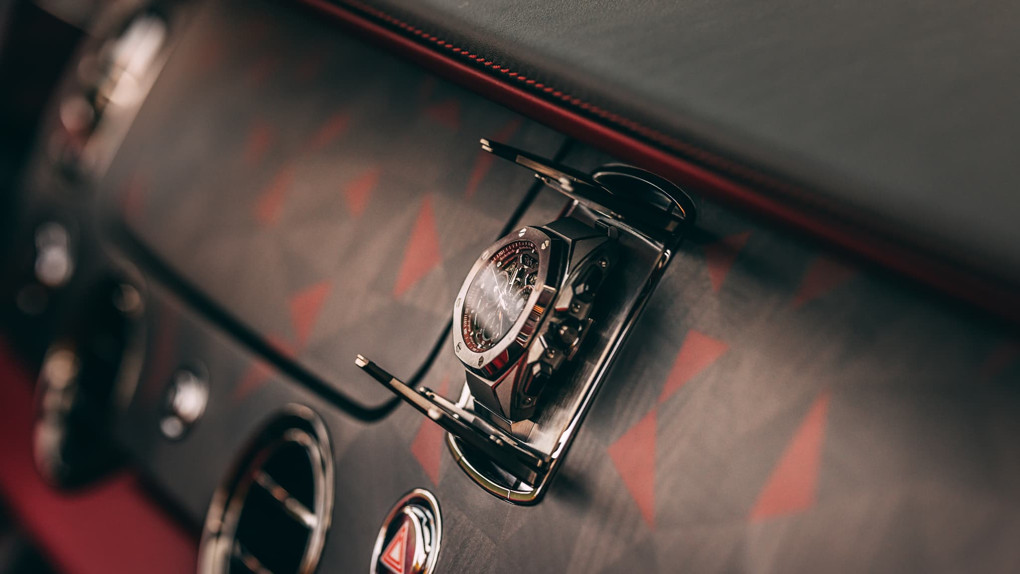 Une montre de l'horloger suisse Audemars Piguet peut s'intégrer à la planche de bord. Une montre de l'horloger suisse Audemars Piguet peut s'intégrer à la planche de bord.