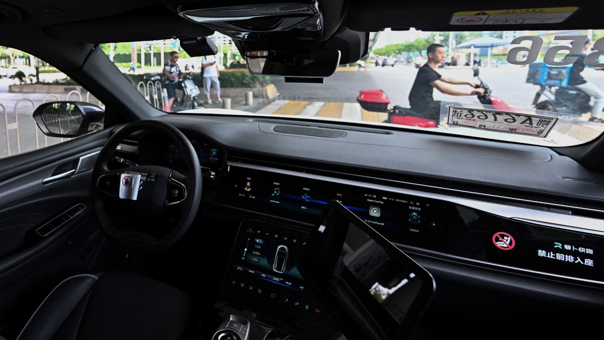 Une vue générale du siège conducteur et des commandes d'un véhicule autonome robotaxi sans conducteur développé dans le cadre du projet de conduite autonome Apollo Go du géant de la technologie Baidu, à Wuhan, dans la province centrale du Hubei en Chine. Faisant tourner les têtes lorsqu'ils passent devant des immeubles de bureaux et des centres commerciaux, les taxis sans conducteur se répandent lentement dans les villes chinoises, suscitant à la fois méfiance et émerveillement. Une vue générale du siège conducteur et des commandes d'un véhicule autonome robotaxi sans conducteur développé dans le cadre du projet de conduite autonome Apollo Go du géant de la technologie Baidu, à Wuhan, dans la province centrale du Hubei en Chine. Faisant tourner les têtes lorsqu'ils passent devant des immeubles de bureaux et des centres commerciaux, les taxis sans conducteur se répandent lentement dans les villes chinoises, suscitant à la fois méfiance et émerveillement.