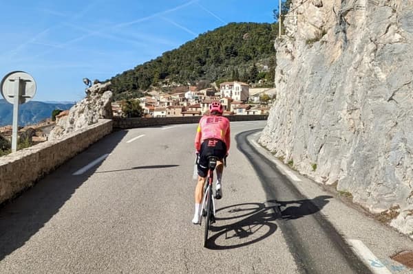 Neilson Powless s'entraînant sur la Côte d'Azur Neilson Powless s'entraînant sur la Côte d'Azur