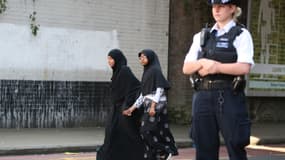 Une policière près de la mosquée de Finsbury Park, à Londres, dont des fidèles ont été visés par une voiture bélier dans la nuit du 18 au 19 juin. 
