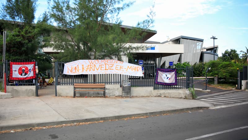 L'entrée au centre hospitalier de Mamoudzou est bloquée pour protester contre l'opération Wuambushu.