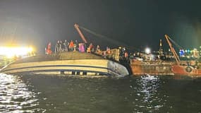 Un bateau retourné dans la baie d'Halong, le 19 juillet 2025