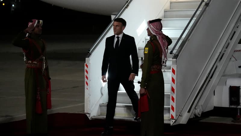 Le président français Emmanuel Macron arrive à Amman le 24 octobre 2023 dans le cadre de sa visite dans la région, plus de deux semaines après que des militants du Hamas ont fait irruption en Israël depuis la bande de Gaza et tué au moins 1 400 personnes, selon des responsables israéliens, alors qu'Israël poursuit sa politique implacable. 