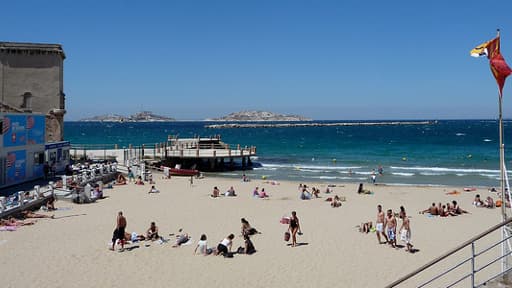 La plage des Catalans, à Marseille, est fermée depuis lundi pour cause de pollution aux bactéries. Une directive européenne contraint la mairie à accélérer la lutte contre la pollution des eaux de baignade.