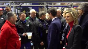 Salon de l'agriculture: Gabriel Attal assiste à la traite des vaches du Salon