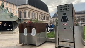 L'emplacement des nouveaux urinoirs sur la place Louis-Pradel critiqué à Lyon