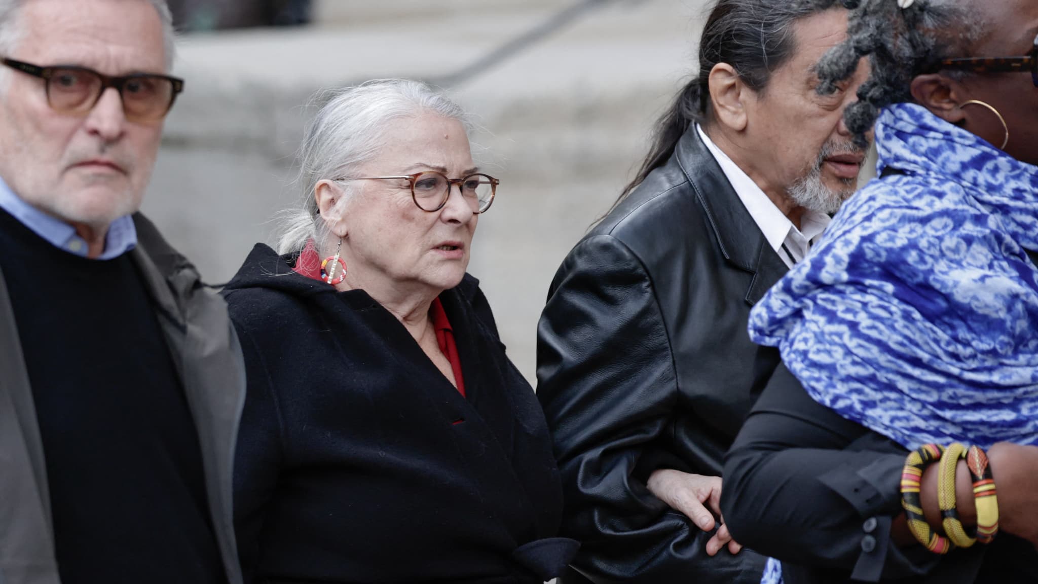 Josiane Balasko entourée de son époux et de Bruno Moynot, aux obsèques de Michel Blanc, le 10 octobre 2024. Josiane Balasko entourée de son époux et de Bruno Moynot, aux obsèques de Michel Blanc, le 10 octobre 2024.