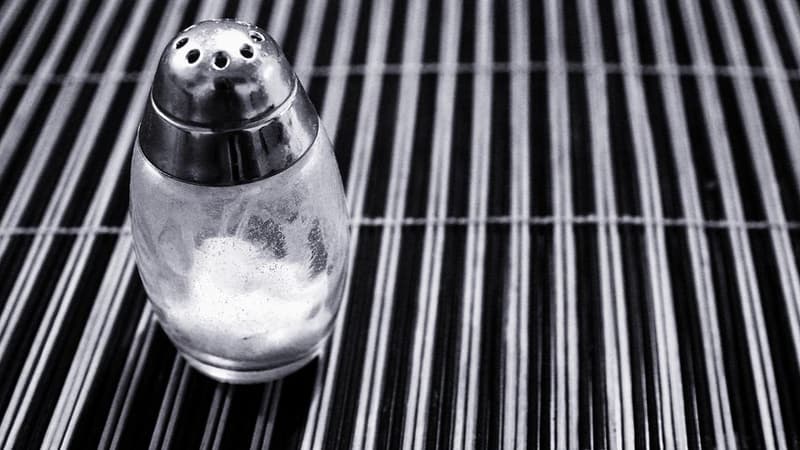 Une salière remplie