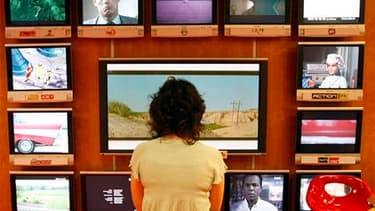Le secrétaire général de l'UMP Xavier Bertrand s'est prononcé mercredi pour la confirmation de la suppression totale de la publicité sur France Télévisions, sujet qui divise la majorité présidentielle. /Photo d'archives/REUTERS/Eric Gaillard