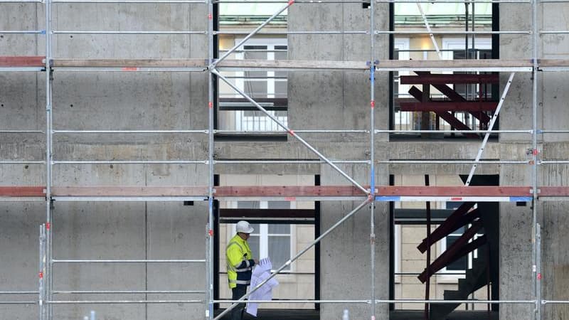 Le président de l'Union des démocrates et indépendants (UDI), Jean-Louis Borloo, a demandé au gouvernement mercredi sur France Info de revenir sur la hausse "massive" de la TVA qu'il qualifie de "pure folie", notamment pour la construction. /Photo d'archi