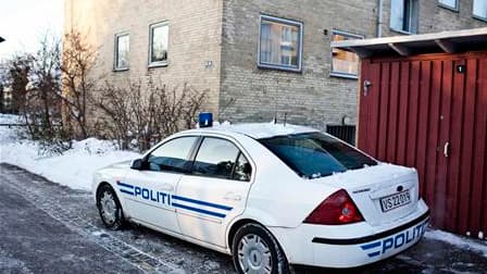 Véhicule de police à Morkhojvej, dans la banlieue de Copenhague, où quatre personnes ont été interpellées. Les polices danoise et suédoise ont arrêté cinq suspects au total -dont trois ressortissants suédois- soupçonnés d'avoir projeté un attentat au Dane