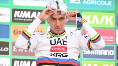 Tadej Pogacar sur le podium après avoir remporté le Tour de Lombardie, 11 octobre 2025