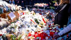 Un mémorial s'est progressivement créé ce dimanche 4 janvier lors de la messe organisée en hommage aux victimes de l'incendie d'un bar à Crans-Montana. 