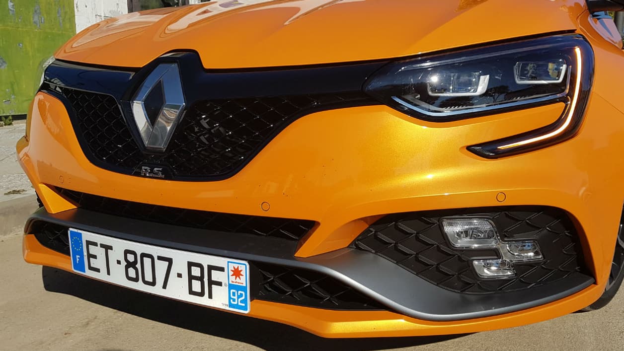 L'avant de cette nouvelle Mégane RS intègre la lame F1 apparue sur la précédente génération. L'avant de cette nouvelle Mégane RS intègre la lame F1 apparue sur la précédente génération.