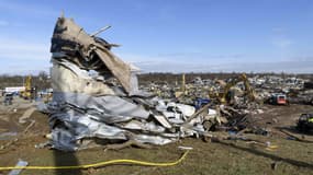 Des débris d'un bâtiment enveloppé autour d'un arbre après le passage d'une tornade, à Mayfield dans le Kentucky, le 11 décembre 2021