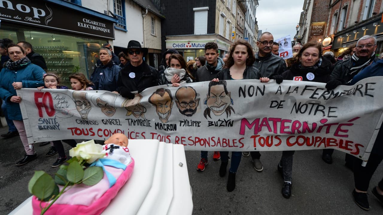 Une manifestation contre la fermeture de la maternité de Bernay, dans l'Eure, en mars 2019