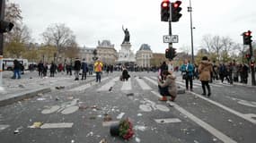 Les bougies en hommage aux victimes des attentats ont été utilisées comme projectiles par des manifestants violents dimanche.