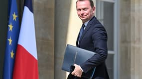 Le ministre français du travail Olivier Dussopt arrive pour une réunion du Cabinet (Conseil des Ministres) à l'Élysée à Paris le 21 juillet 2023.