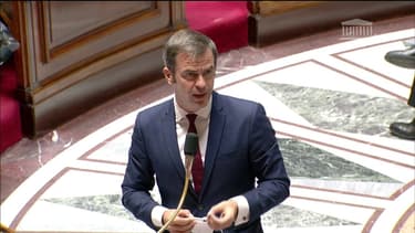 Interpellé par le député LFI Bastien Lachaud, le ministre de la Santé annonce que des masques réutilisables vont être mis à disposition gratuitement aux plus précaires et aux personnes vulnérables. "Il va également y avoir des envois postaux qui seront effectués jusque chez les gens lorsque cela sera nécessaire", précise Olivier Véran.