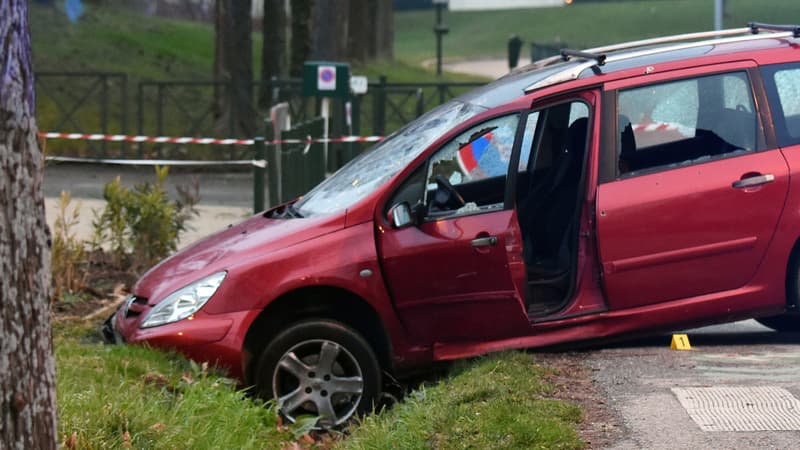 Un individu a délibérément foncé à deux reprises, avec sa Peugeot 307, sur quatre soldats de l'opération Sentinelle en faction devant la mosquée de Valence, vendredi 1er janvier 2016.