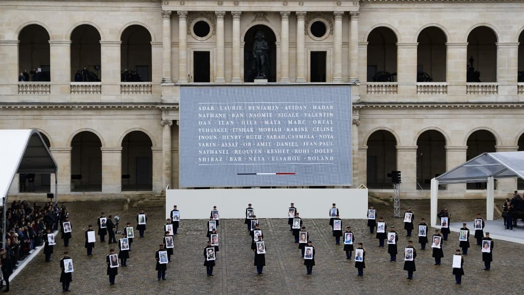 Des portraits des victimes françaises des attaques du 7 octobre en Israël portés dans la cour des Invalides, à Paris, lors de la cérémonie en leur hommage le 7 février 2024 Des portraits des victimes françaises des attaques du 7 octobre en Israël portés dans la cour des Invalides, à Paris, lors de la cérémonie en leur hommage le 7 février 2024