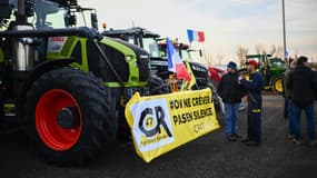 Des agriculteurs membres de la Coordination rurale se préparant un convoi pour aller bloquer le marché de Rungis, le 29 janvier 2024 dans le Lot-et-Garonne (photo d'illustration).