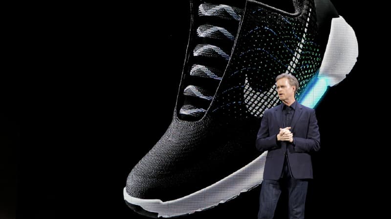 Pour Mark Parker, le PDG de Nike, la chaussure de sport auto-laçante sera aussi répandue que la voiture autonome à l'avenir.