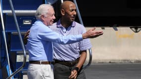Aijalon Gomes accompagné de Jimmy Carter à sa sortie de l'avion à l'aéroport de Boston (Etats-Unis) après sa libération, le 27 août 2017