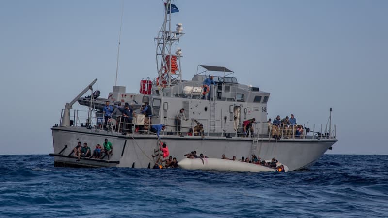 Les gardes côtes libyens secourent un canot transportant des migrants le 6 novembre 2017.