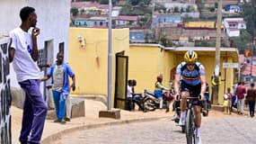 Remco Evenepoel en reconnaissance sur le tracé de la course en ligne des championnats du monde de cyclisme à Kigali (Rwanda), le 24 septembre 2025