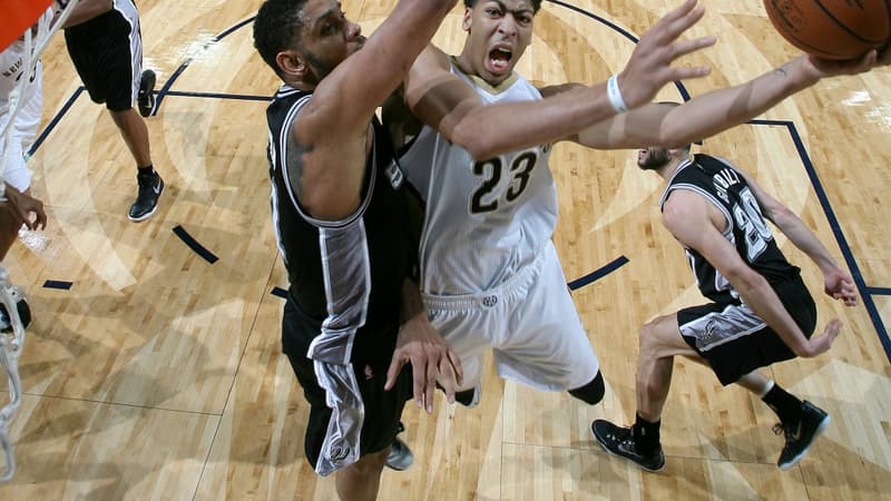 Anthony Davis au duel avec Tim Duncan