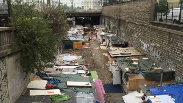 Environ 300 personnes vivent dans ce campement de la Petite ceinture.
