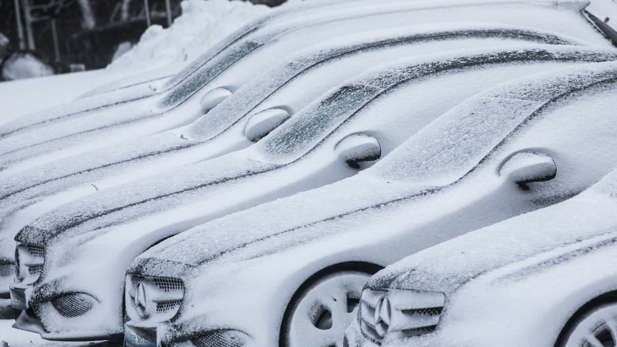 Vague de froid : givre sur le pare-brise, pression des pneus… comment  prendre soin de sa voiture - Le Parisien