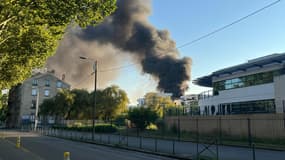 Les flammes se sont déclenchées aux alentours de 19 heures ce dimanche 28 juillet dans la concession BMW, rue Johannes Carret, dans le quartier de Vaise à Lyon. 