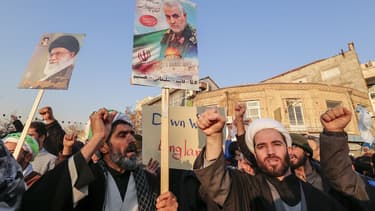 Des Iraniens défilent en hommage à Ghassem Soleimani.